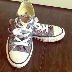 Adorable low top flowered converse